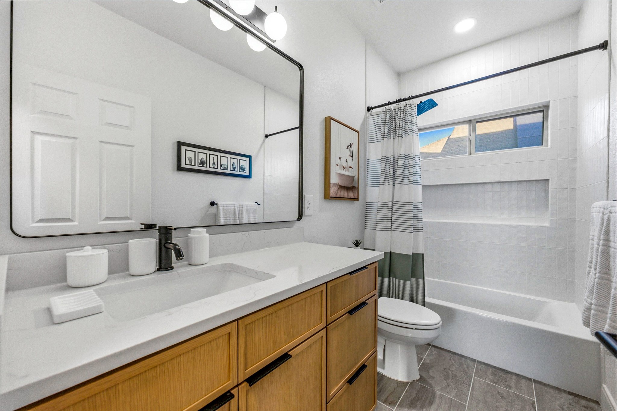 9512 Tanager Way, Unit 112 Austin, TX 78748 - Photo 27 of 40 Bathroom Upstairs