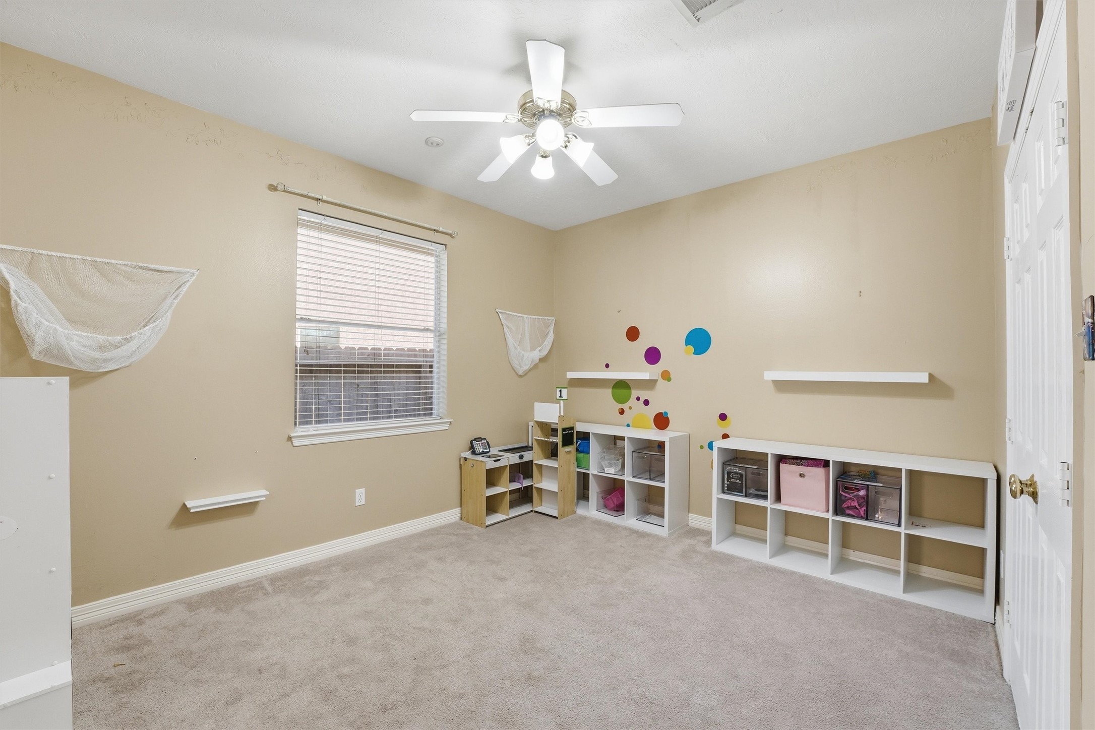 7303 Texas Laurel Loop Humble, TX 77346 - Photo 19 of 32 a living room with furniture and a chandelier