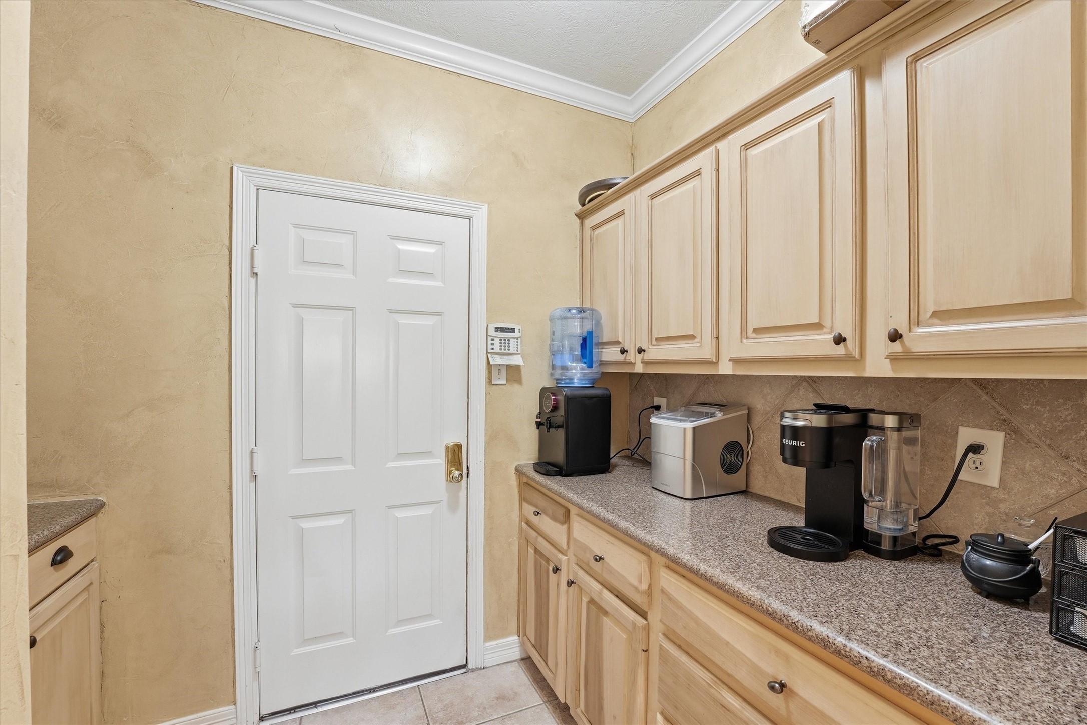 7303 Texas Laurel Loop Humble, TX 77346 - Photo 9 of 32 a kitchen with a sink and cabinets
