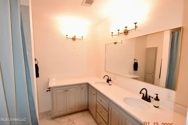 $285,000 | 208 East Adams Avenue, Greenwood, MS 38930