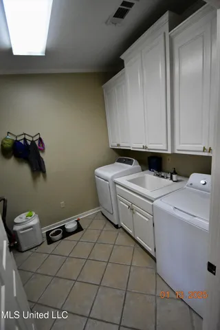 $285,000 | 208 East Adams Avenue, Greenwood, MS 38930