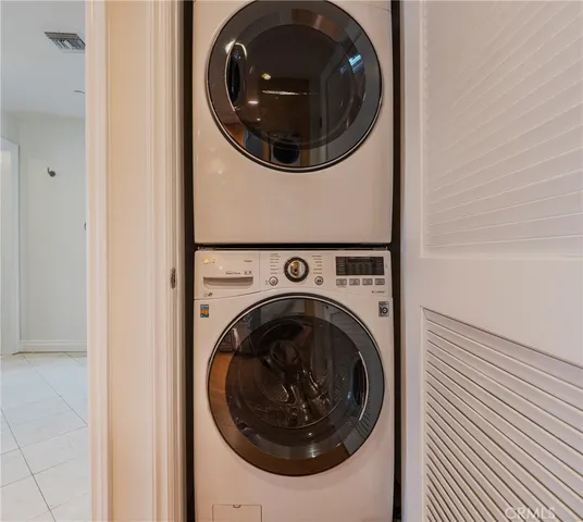 a close up view of a washer and dryer