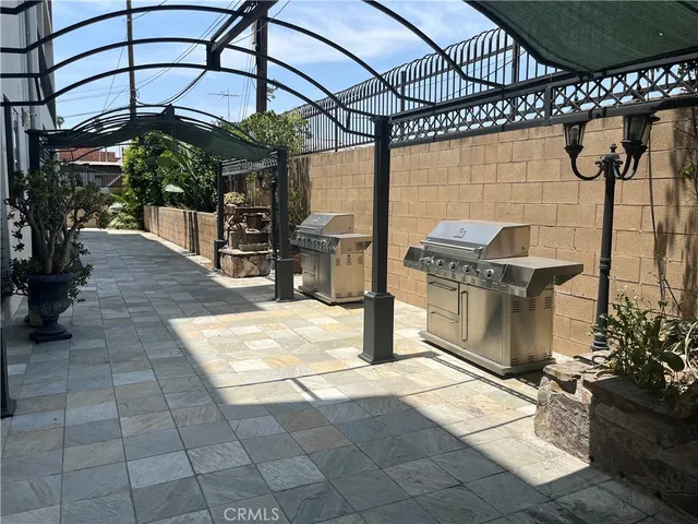 a view of entryway with a patio