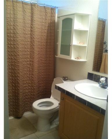 1638 Calavo Road, Unit 2 Fallbrook, CA 92028 - Photo 5 of 13 Hall bathroom