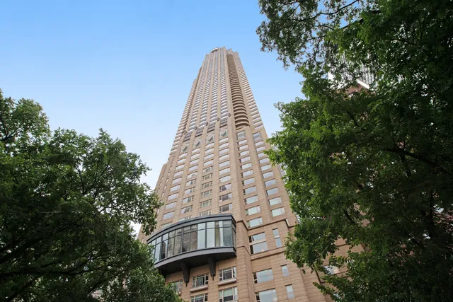 a view of a multi story building