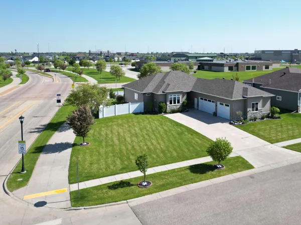 $749,900 | 410 Freedom Terrace East, West Fargo, ND 58078
