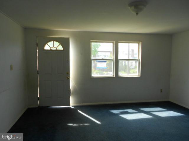 7912 Wynbrook Road Baltimore, MD 21224 - Photo 7 of 19 Living Room