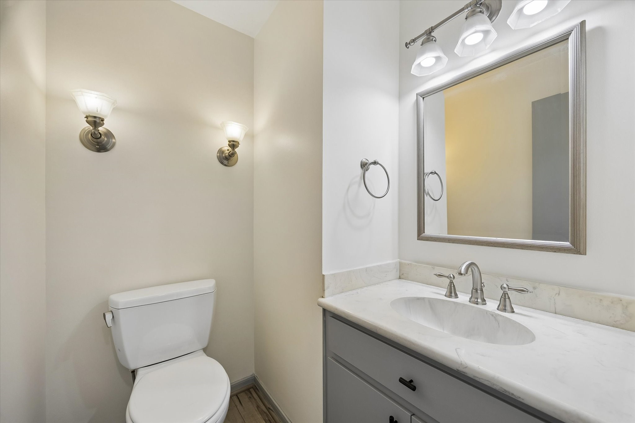 727 Bunker Hill Road, Unit 92 Houston, TX 77024 - Photo 14 of 50 CONVENIENT FIRST FLOOR GUEST BATH