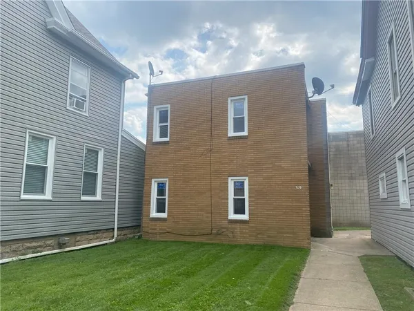 $825 | 319 Spring Street, Unit D, Latrobe, PA 15650