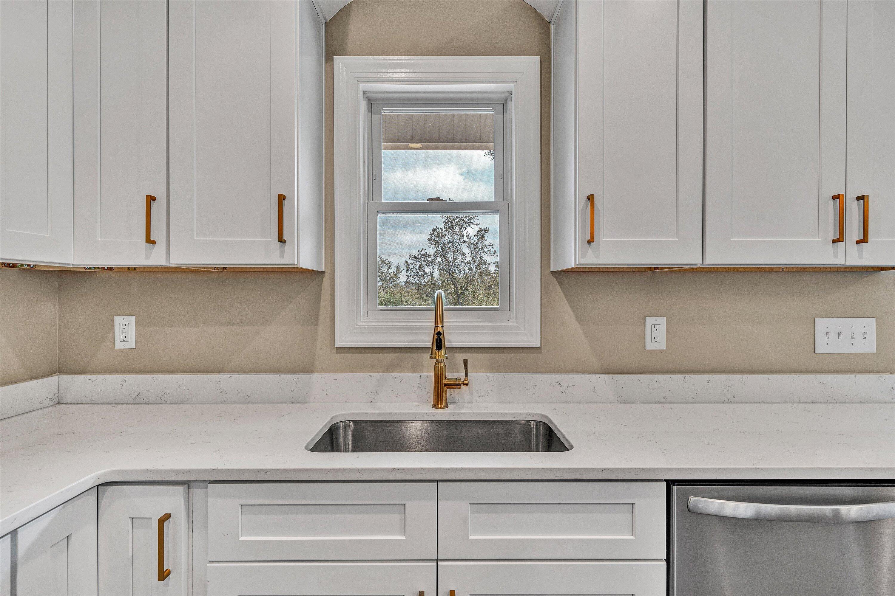 2002 Plateau Road Southeast Roanoke, VA 24014 - Photo 14 of 48 13-DSC00127