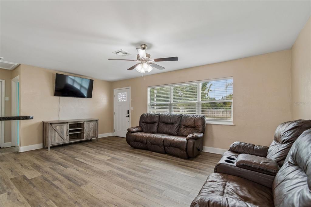5501 82nd Avenue North Pinellas Park, FL 33781 - Photo 7 of 42