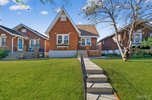 $297,500 | 3922 Burgen Avenue, St. Louis, MO 63116