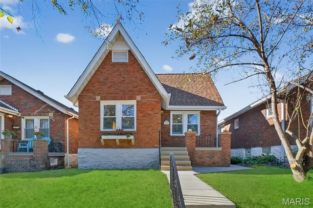 $297,500 | 3922 Burgen Avenue, St. Louis, MO 63116
