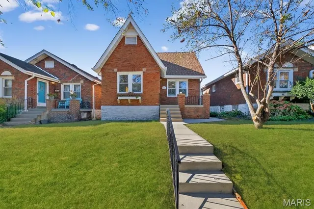 $297,500 | 3922 Burgen Avenue, St. Louis, MO 63116