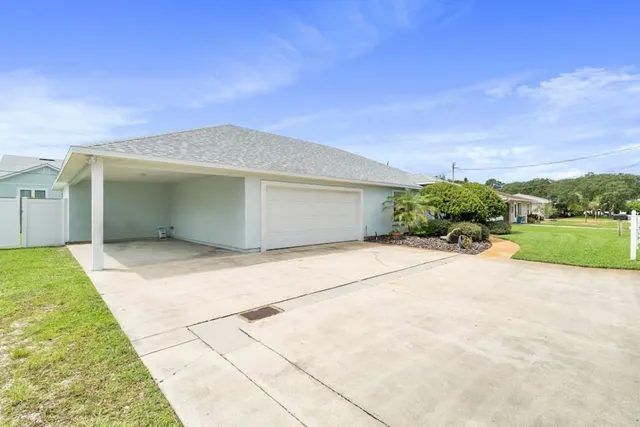 a view of backyard space and garage