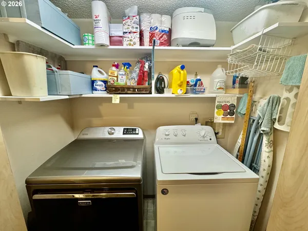 view of utility room with washer and dryer