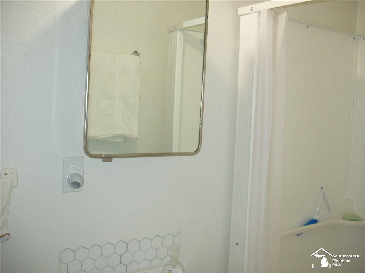 4 Long Court Monroe, MI 48161 - Photo 8 of 19 31385795-7.JPG