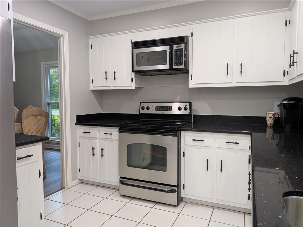 402 Pheasant Run Rome, GA 30161 - Photo 22 of 74 a kitchen with white cabinets and appliances