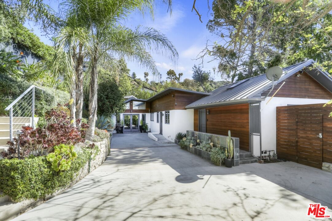 2635 La Cuesta Drive, Los Angeles, CA 90046 Compass