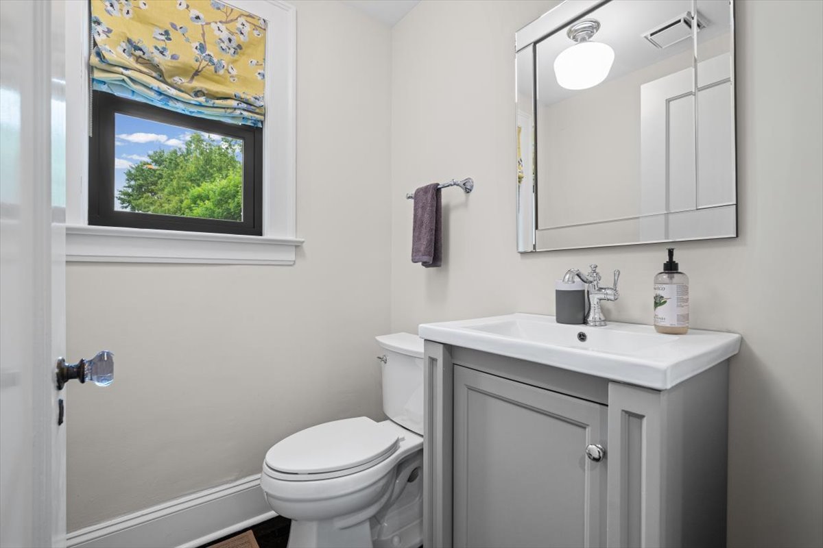 198 Wildwood Road Lake Forest, IL 60045 - Photo 19 of 37 a bathroom with a toilet a sink a vanity and mirror