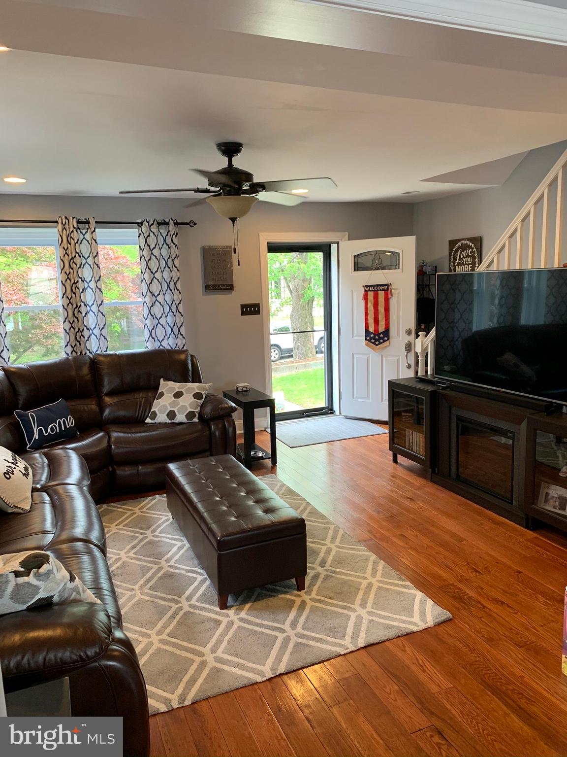 4049 Lasher Road Drexel Hill, PA 19026 - Photo 4 of 32 Living Room