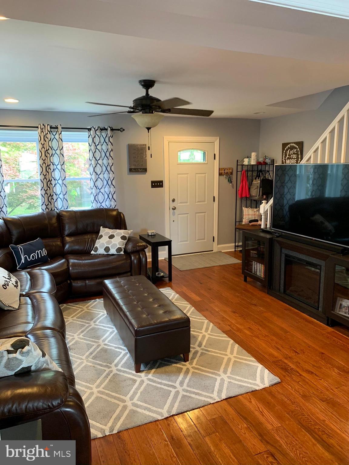 4049 Lasher Road Drexel Hill, PA 19026 - Photo 5 of 32 Living Room