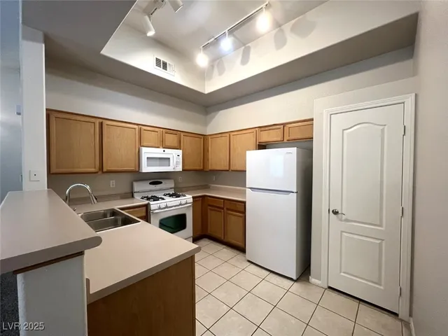 $1,490 | 2305 West Horizon Ridge Parkway, Unit 3624, Henderson, NV 89052