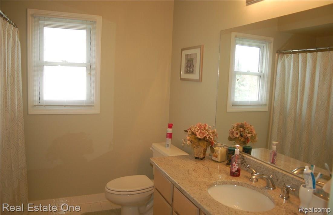 3067 Lexham Lane Rochester, MI 48309 - Photo 24 of 30 hall bath.JPG