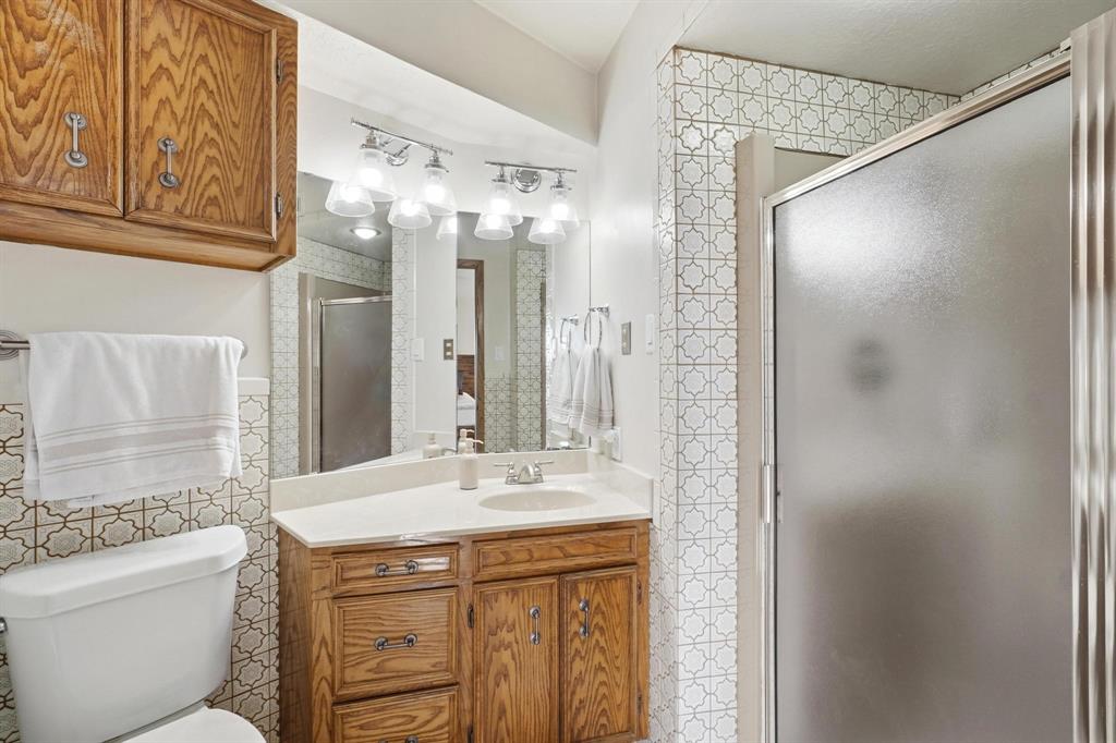1505 Hillcrest Road Coleman, TX 76834 - Photo 27 of 40 Bathroom located inside Guest Room 1
