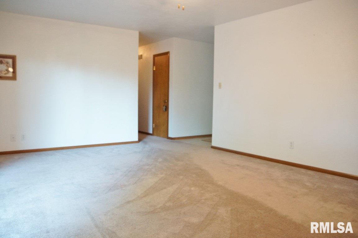 5719 West Fairview Road Peoria, IL 61607 - Photo 8 of 35