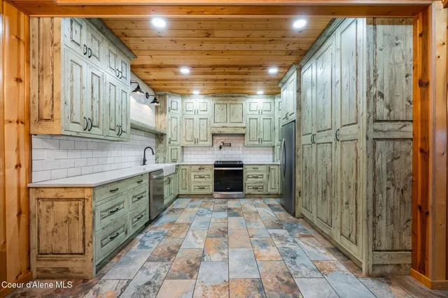 $2,750,000 | 58250 Highway 200, Clark Fork, ID 83811