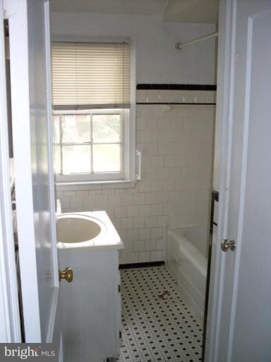 3915 Brookhill Road Baltimore, MD 21215 - Photo 12 of 15 Bath #1