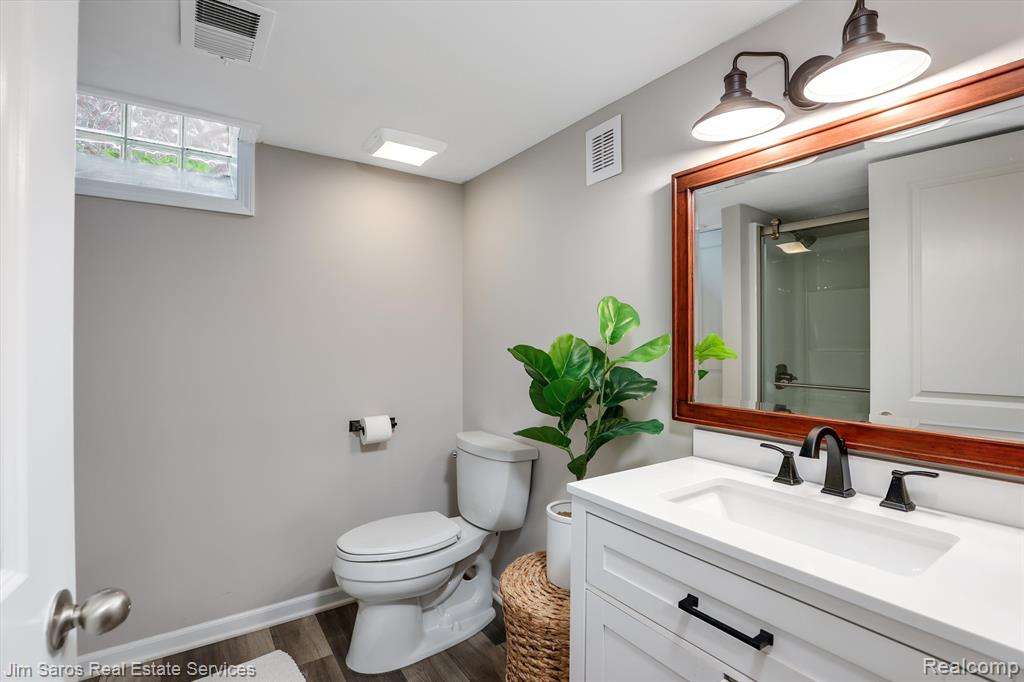 1240 Fairholme Road Grosse Pointe Woods, MI 48236 - Photo 15 of 17