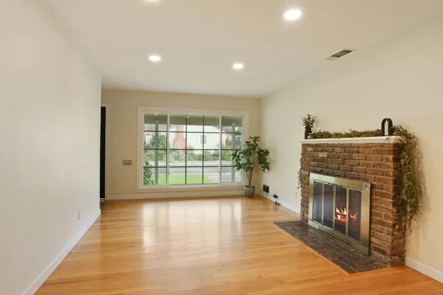 a view of a house with backyard and garden