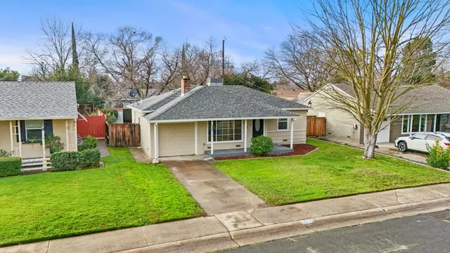 a view of a yard in front of house