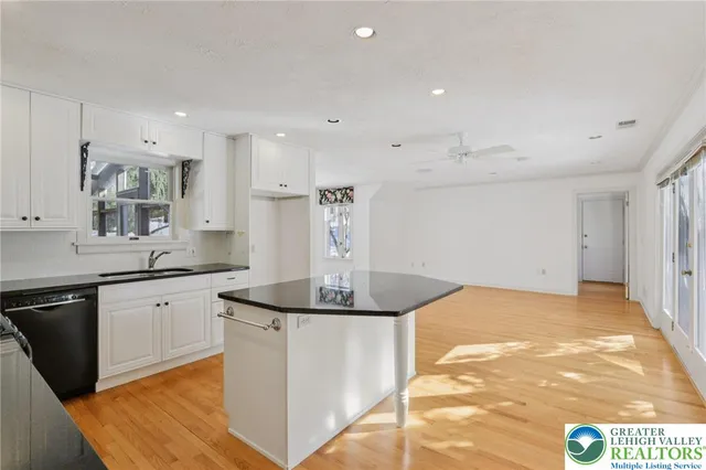 $525,000 | 4861 Sydney Close, Lower Macungie Township, PA 18062