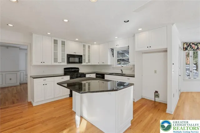 $525,000 | 4861 Sydney Close, Lower Macungie Township, PA 18062