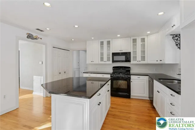 $525,000 | 4861 Sydney Close, Lower Macungie Township, PA 18062