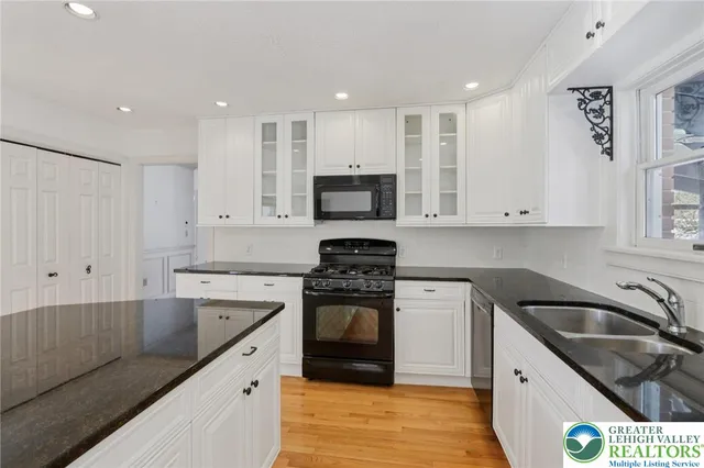 $525,000 | 4861 Sydney Close, Lower Macungie Township, PA 18062