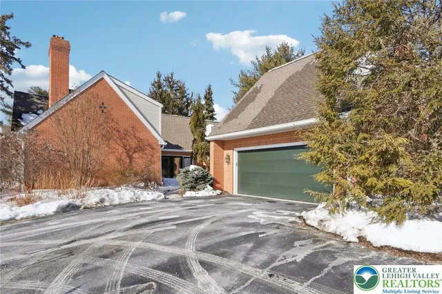 $525,000 | 4861 Sydney Close, Lower Macungie Township, PA 18062