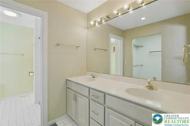 $525,000 | 4861 Sydney Close, Lower Macungie Township, PA 18062