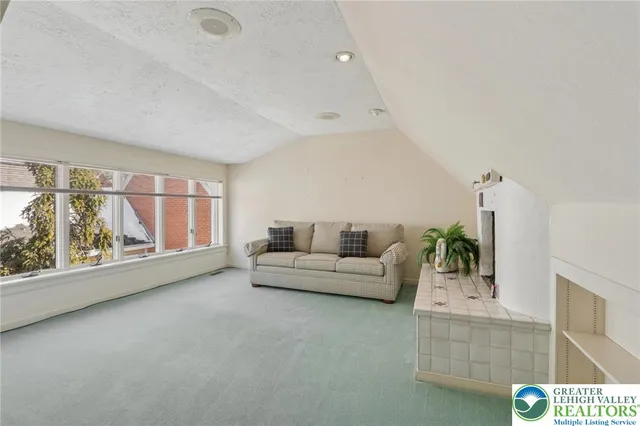 $525,000 | 4861 Sydney Close, Lower Macungie Township, PA 18062