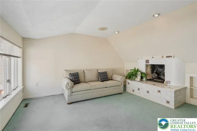 $525,000 | 4861 Sydney Close, Lower Macungie Township, PA 18062