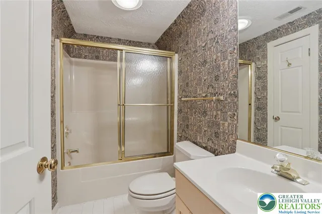 $525,000 | 4861 Sydney Close, Lower Macungie Township, PA 18062