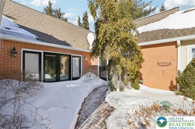 $525,000 | 4861 Sydney Close, Lower Macungie Township, PA 18062