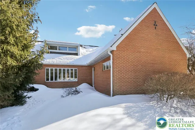 $525,000 | 4861 Sydney Close, Lower Macungie Township, PA 18062