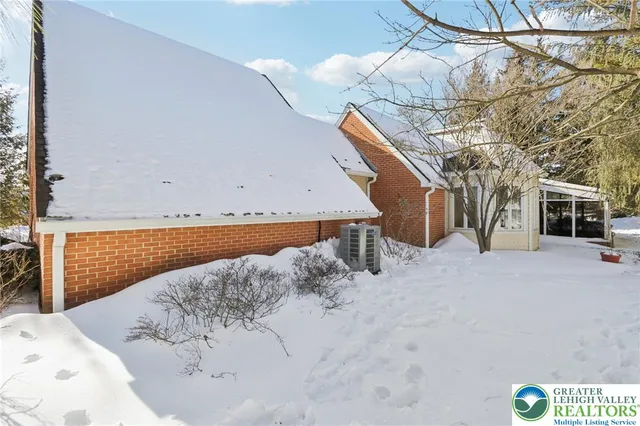 $525,000 | 4861 Sydney Close, Lower Macungie Township, PA 18062