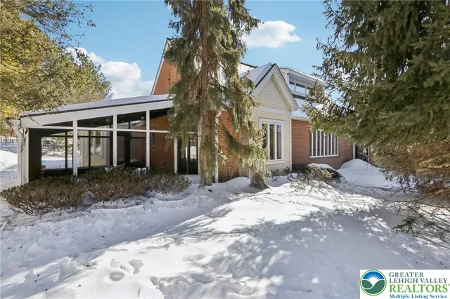 $525,000 | 4861 Sydney Close, Lower Macungie Township, PA 18062