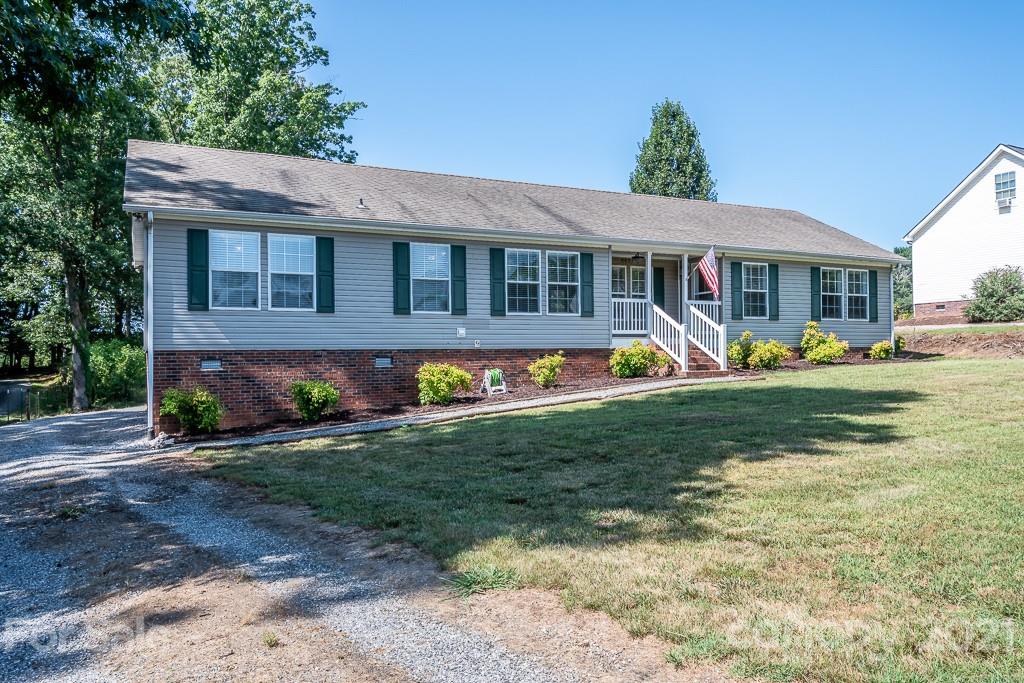 6621 Love Point Road Denver, NC 28037 - Photo 4 of 26 a front view of a house with garden