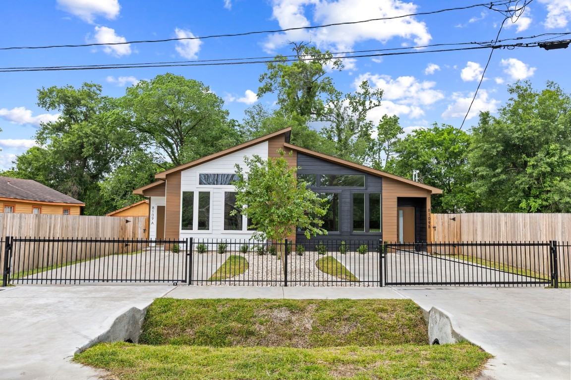 8109 Hamlet Street, Unit B Houston, TX 77078 - Photo 18 of 21 a house view with a garden space
